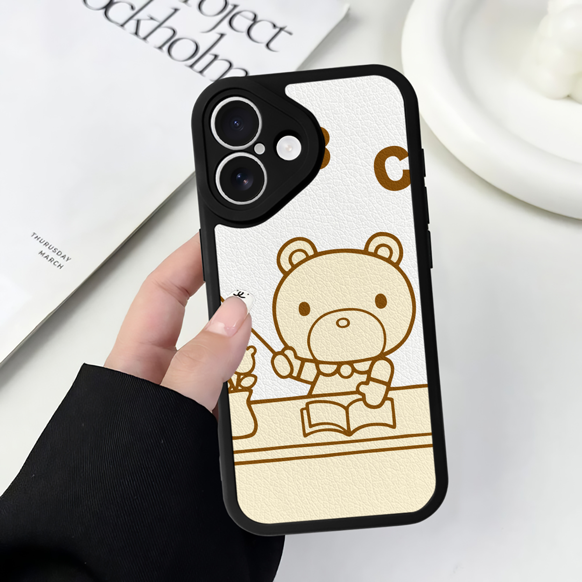 （画像用） Hello Kitty ハローキティ 【iPhone 16シリーズ対応】シリコンスマホケース（レザー調） 材質：シリコン